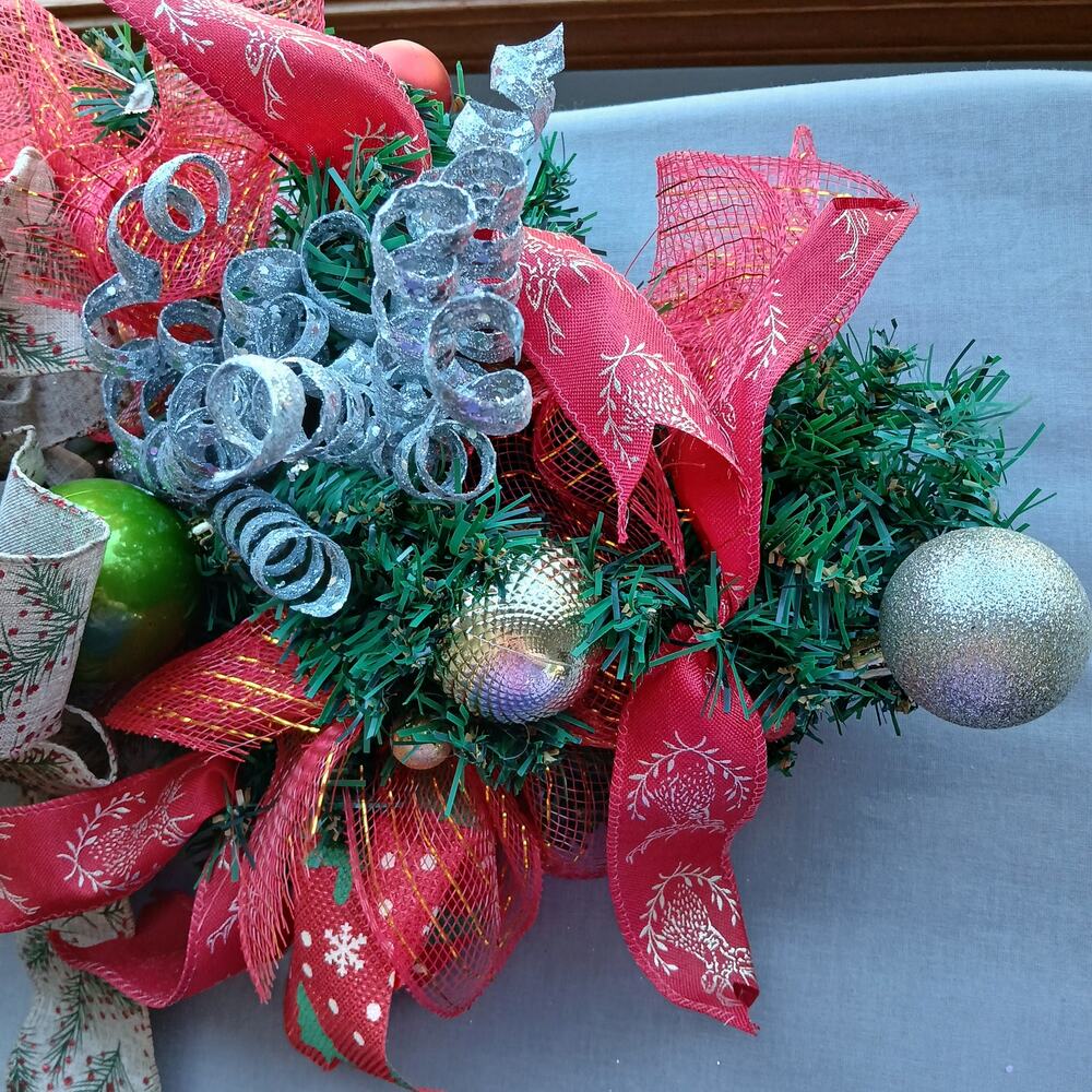 VTG Winter Holiday Swag Wreath Christmas Decor faux evergreen red gold ribbon - Picture 9 of 12